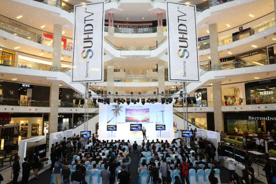 삼성전자가 이번 달부터 동남아에서 잇따라 'SUHD TV' 출시 행사를 열고 본격적인 아시아 시장 공략에 나서고 있다. 사진은 지난 9일 말레이시아 쿠알라룸푸르 파빌리온 몰에서 열린 삼성전자 'SUHD TV' 출시 행사의 모습.   삼성전자 제공